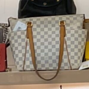 Authentic Louis Vuitton checkered bag. Side pockets